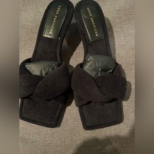 Good American 7.5 US BNWT with Dustbag